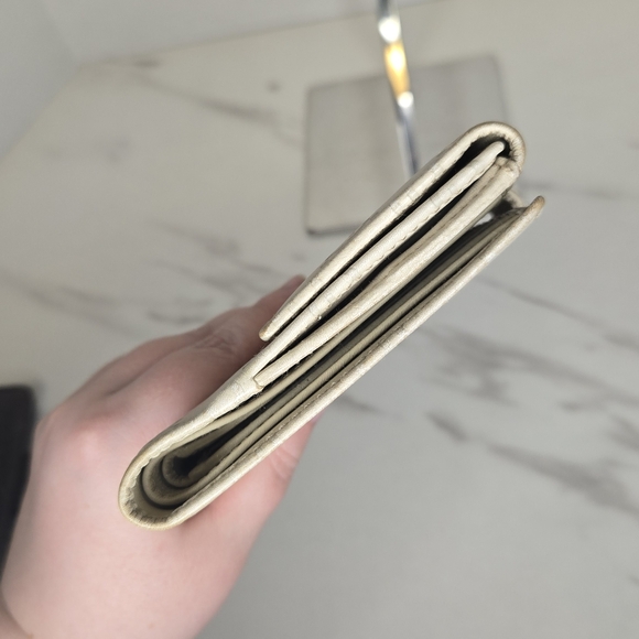 Gucci GG Guccisima Monogram Off White Leather Compact Wallet - Picture 5 of 12